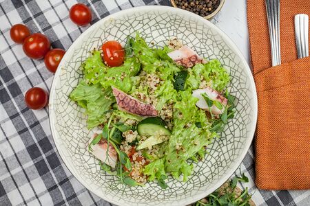 Салат из киноа и осьминога