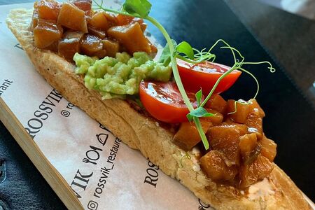 Брускетта с семгой