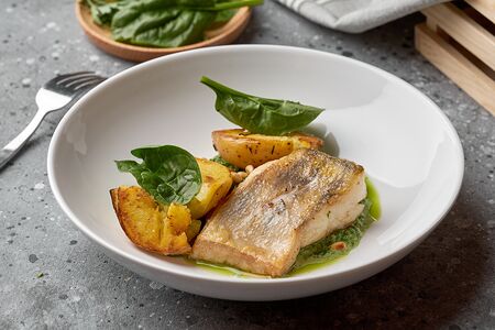 Судак с молодым картофелем и шпинатом
