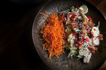 Салат из огурцов, авокадо с копчёным угрём