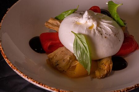 Буррата с артишоками и печеным перцем