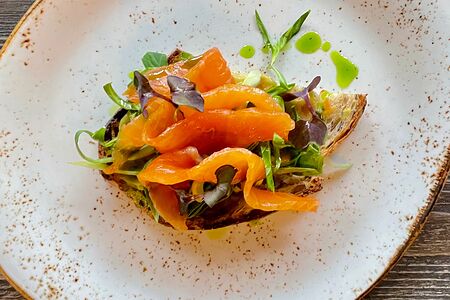 Брускетта с лососем слабой соли