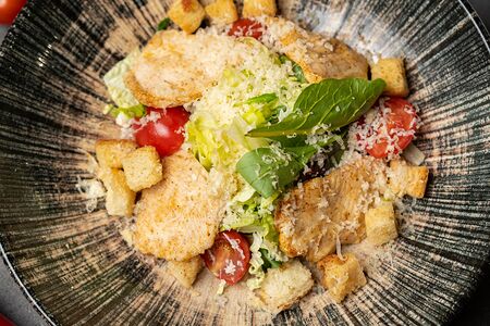 Салат Цезарь с цыпленком