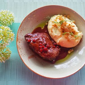 Телячья щека с картофельным пюре