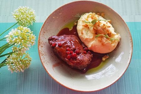 Телячья щека с картофельным пюре