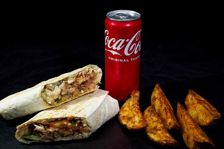 Куриная шаурма, картофель и напиток