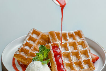 Французские вафли со свежей клубникой