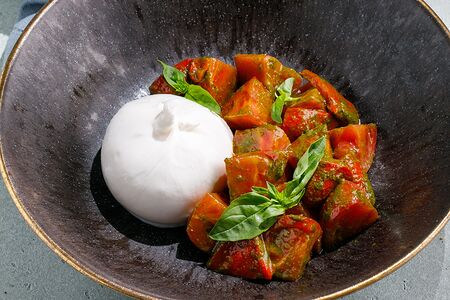 Буррата с томатами