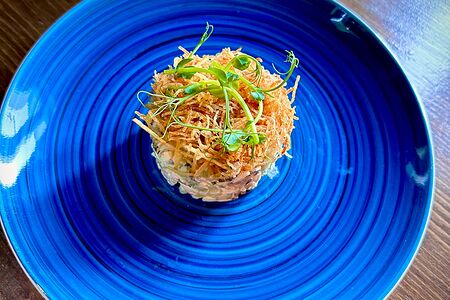 Фирменный салат с курицей и грибами