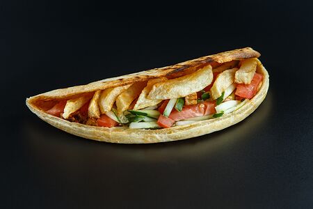 Пицца с курицей, фри и летним салатом