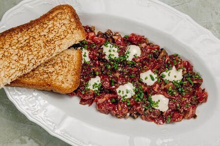 Тартар из говядины, грибы, устричный айоли, бриошь