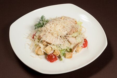 Салат Цезарь с курицей