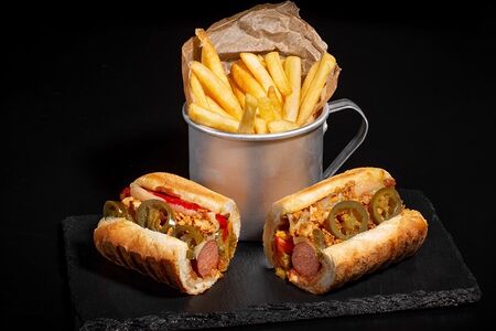 Хот-дог с маринованным перцем и картофелем фри