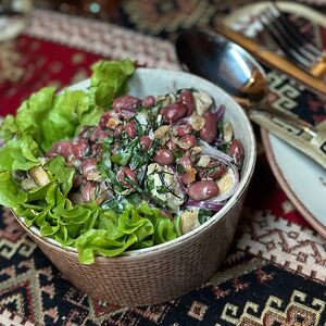 Грузинский салат с фасолью и курицей