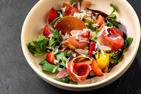 Салат из дыни, ананаса и пармской ветчины