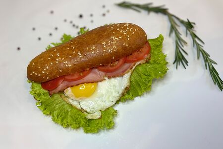 Сэндвич с яйцом и беконом