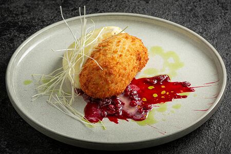 Котлета по-киевски с брусничным соусом