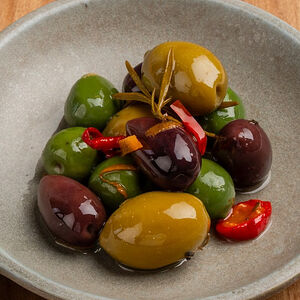 Маринованные греческие оливки