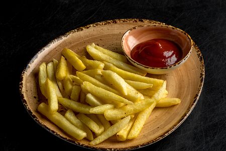 Картофель фри с кетчупом