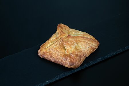 Турновер с мясом и соусом песто