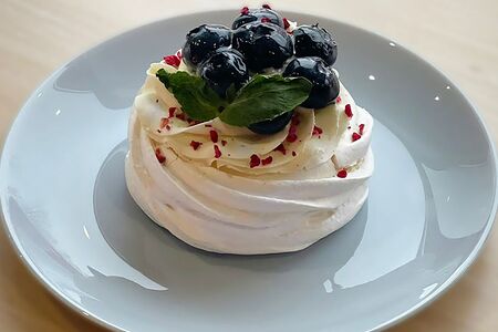 Десерт Павлова с голубикой