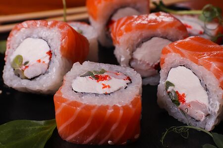 Ролл с лососем и креветкой