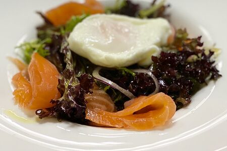 Салат с норвежским лососем и яйцом пашот