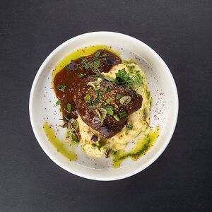 Говяжья щека с картофельным пюре