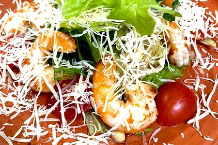 Салат Цезарь с креветками