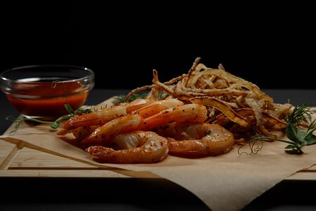 Тигровые креветки жареные с острым соусом