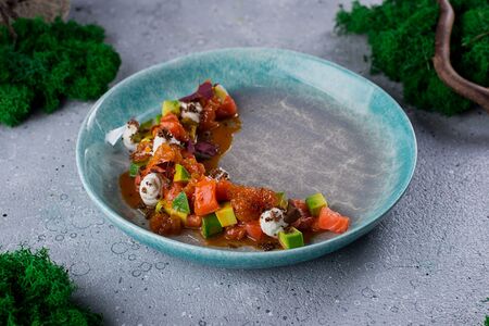 Тартар из лосося, авокадо, морошка, сырный мусс