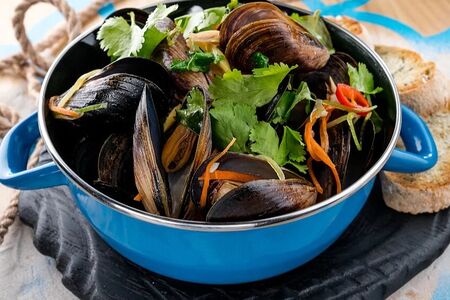 Мидии в белом вине с кореньями и петрушкой