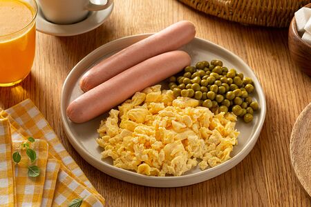 Сосиски с зеленым горошком и скрэмблом