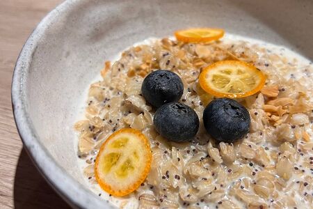 Каша овсяная с маком, миндалем и голубикой