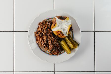 Тушёнка домашняя с картошкой и соленым огурцом