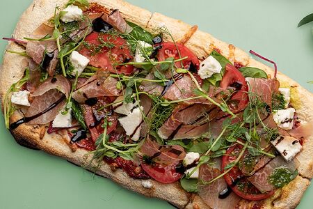 Римская пицца Пармская ветчина и кавказский сыр