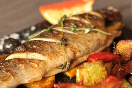 Форель на гриле с запеченными овощами