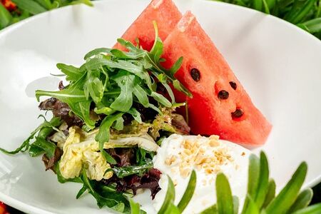 Салат с арбузом и мягким сыром