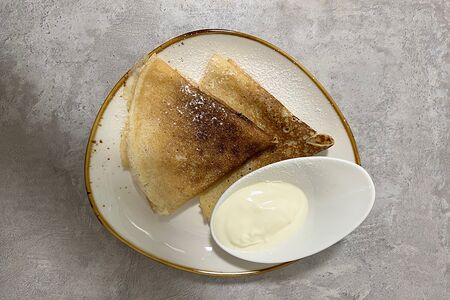 Блины со сметаной