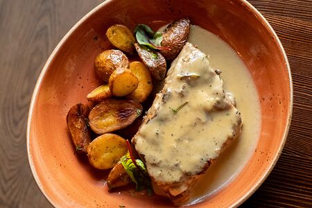 Чесночные ребра с молодым картофелем