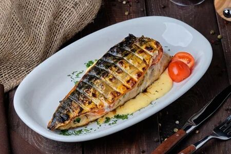 Скумбрия с помидором и сыром