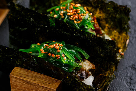 Угорь с чукой и кунжутным соусом