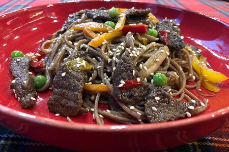 Соба с говядиной и овощами