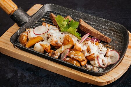 Жареха традиционная с мясом и грибами