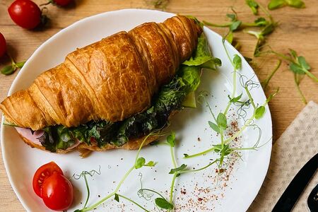 Круассан с окороком