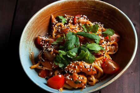 Паста с креветками в соусе том ям