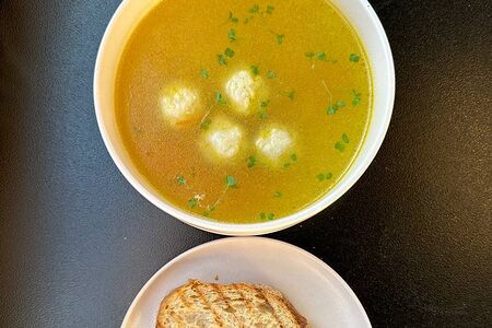 Куриный бульон с фрикадельками