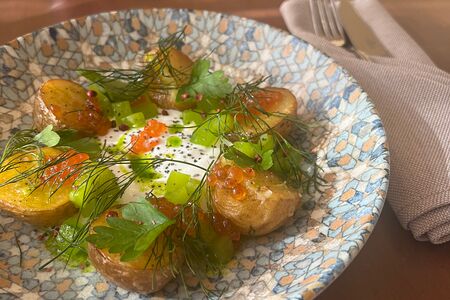 Молодой картофель с домашней сметаной, четверговой солью и икрой