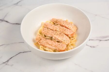 Паста с опаленным лососем