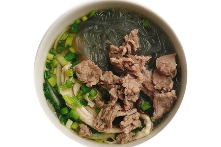 Суп со стеклянной лапшой на говяжьем бульоне Миен